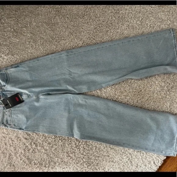 High Rise Loose Levi’s - Picture 2 of 4